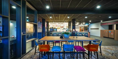 Wanderurlaub - Fahrstuhl - Esstisch mit Bar - Emils Hotel