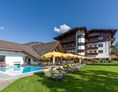 Wanderhotel: Aussenbereich mit Pool und Liegewiese - Hotel Karlwirt - Alpine Wellness am Achensee