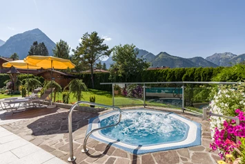 Wanderhotel: Hot Whirlpool 36°C - Hotel Karlwirt - Alpine Wellness am Achensee