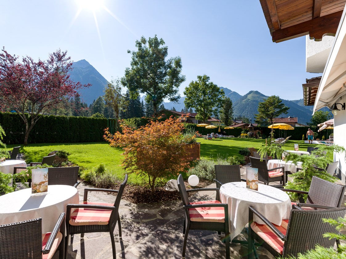 Wanderhotel: Terrasse mit Ausblick - Hotel Karlwirt - Alpine Wellness am Achensee