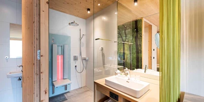 Wanderurlaub - Hotel-Schwerpunkt: Wandern & Biken - Tirol - Badezimmer der Gartensuite - 4**** DER RESCHENHOF