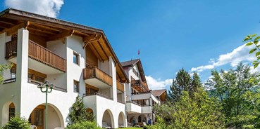 Wanderurlaub - Schweiz - Aparthotel Muchetta - Davos Wiesen - Aussenansicht Haus Sommer - Aparthotel Muchetta