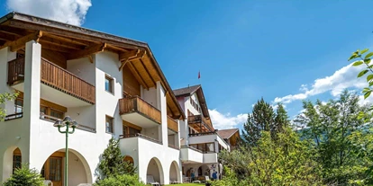 Wanderurlaub - Klassifizierung: 3 Sterne - Aparthotel Muchetta - Davos Wiesen - Aussenansicht Haus Sommer - Aparthotel Muchetta
