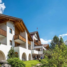 Wanderhotel: Aparthotel Muchetta - Davos Wiesen - Aussenansicht Haus Sommer - Aparthotel Muchetta