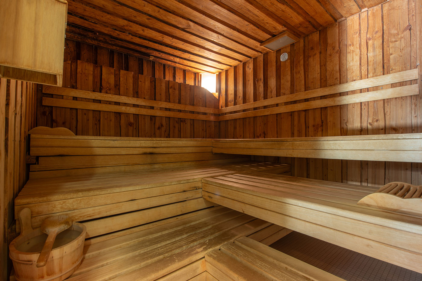 Wanderhotel: Der "kleine" Wellnessbereich (Badekleidung optional) umfasst auch eine finnische Sauna, einen geräumigen Liegeraum und hat einen direkten Ausgang in den Garten.  - Badehotel Salina Maris - Wellness & Vintage