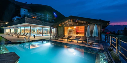 Wanderurlaub - Hotel-Schwerpunkt: Wandern & Biken - Tirol - Außenansicht am Abend - Alpinhotel Berghaus GmbH