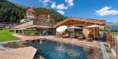 Wanderurlaub - Hotel-Schwerpunkt: Wandern & Biken - Tirol - Außenansicht am tag - Alpinhotel Berghaus GmbH