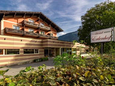 Wanderhotel: Im Herzen der Karnischen Alpen, eingebettet in die Harmonie unberührter Landschaft, liegt das Bergsteiger Dorfhotel ERLENHOF****, in Oberkärnten. - Bergsteiger Dorfhotel Erlenhof