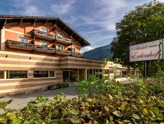 Wanderhotel: Im Herzen der Karnischen Alpen, eingebettet in die Harmonie unberührter Landschaft, liegt das Bergsteiger Dorfhotel ERLENHOF****, in Oberkärnten. - Bergsteiger Dorfhotel Erlenhof