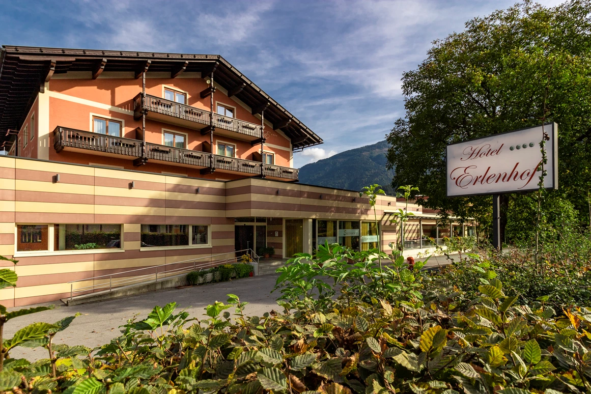 Wanderhotel: Im Herzen der Karnischen Alpen, eingebettet in die Harmonie unberührter Landschaft, liegt das Bergsteiger Dorfhotel ERLENHOF****, in Oberkärnten. - Bergsteiger Dorfhotel Erlenhof