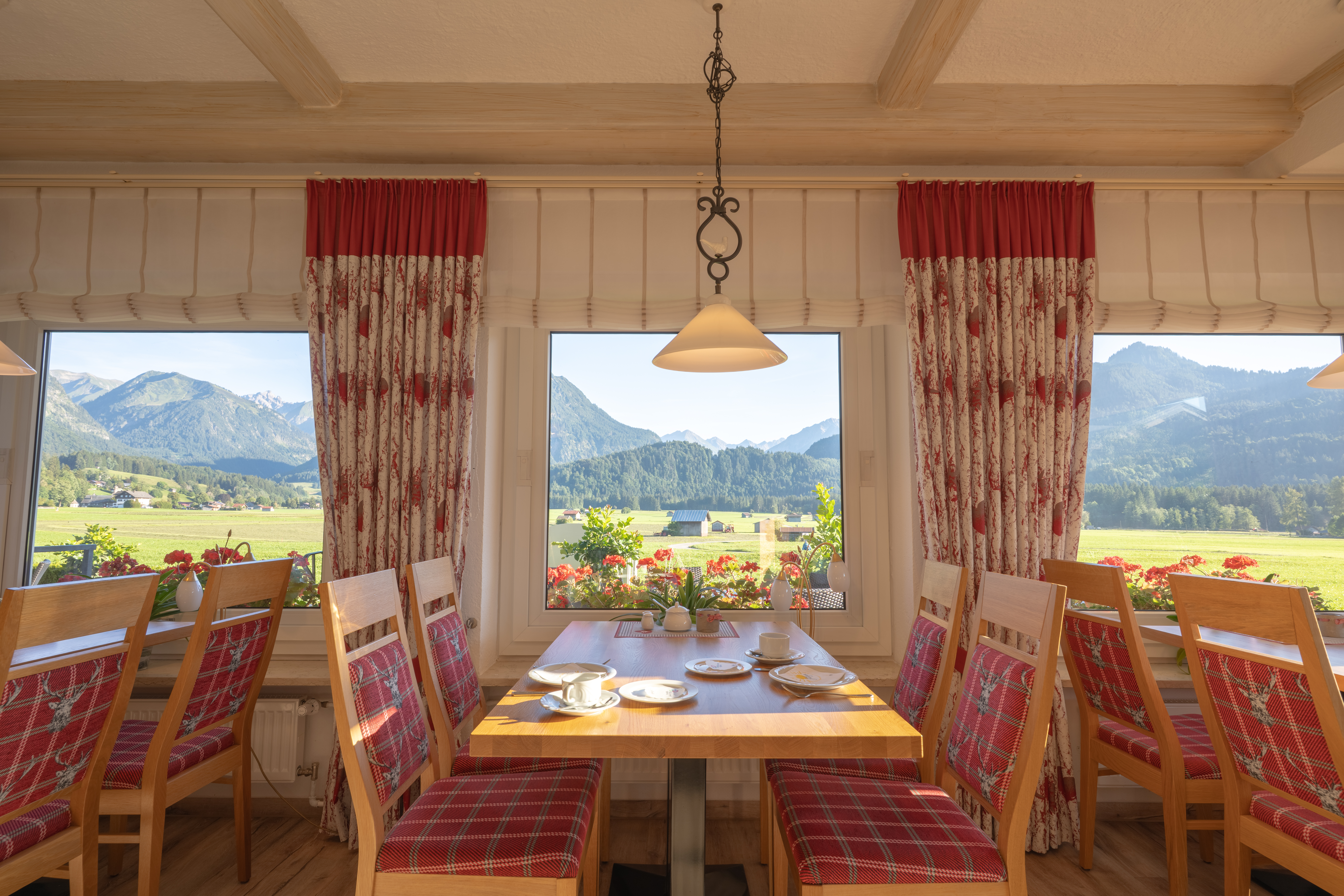 Wanderhotel: Unverbauter Blick auf die Oberstdorfer Bergwelt - Hotel Fuggerhof