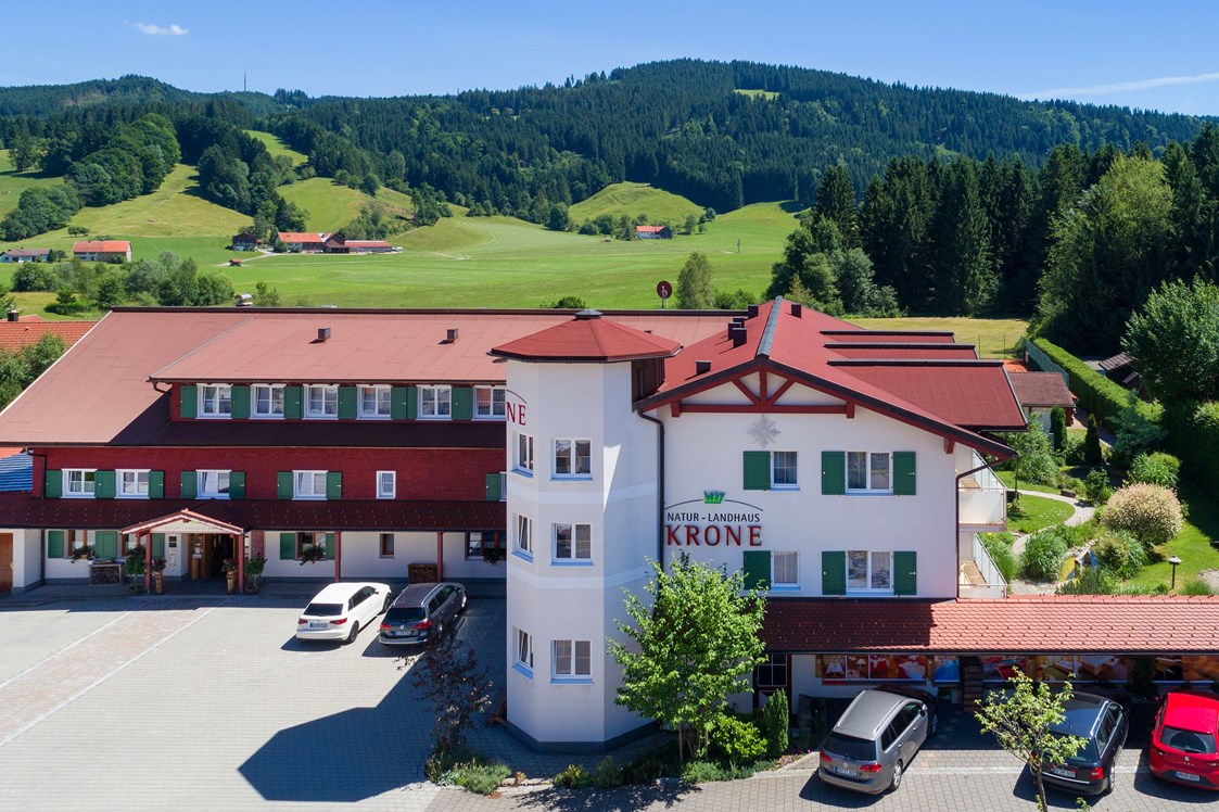 Wanderhotel: Naturhotel Krone mit Höhenzug Kugel und Eistobel in Maierhöfen Westallgäu Bayern - Natur-Landhaus Krone, Bio-Hotel & Soulfood-Restaurant
