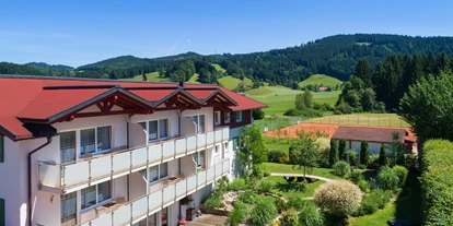 Wanderurlaub - Allgäu - Wellnessgarten im Hotel mit Sinnespfad, Barfußweg, Kneippbecken und Quellwasser Bachlauf, Tennisplatz und Sonnenliegen am Pool - Natur-Landhaus Krone, Bio-Hotel & Soulfood-Restaurant
