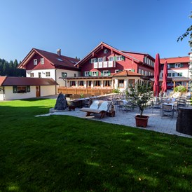 Wanderhotel: Biergarten und Gartenterrasse mitten im Grün - Natur-Landhaus Krone, Bio-Hotel & Soulfood-Restaurant