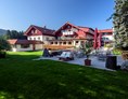 Wanderhotel: Biergarten und Gartenterrasse mitten im Grün - Natur-Landhaus Krone, Bio-Hotel & Soulfood-Restaurant