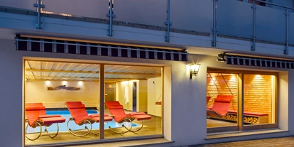 Wanderurlaub - Allgäu - Pool mit Schwebe- und Schaukelliegen - Natur-Landhaus Krone, Bio-Hotel & Soulfood-Restaurant