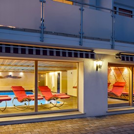 Wanderhotel: Pool mit Schwebe- und Schaukelliegen - Natur-Landhaus Krone, Bio-Hotel & Soulfood-Restaurant