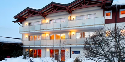 Wanderurlaub - Allgäu - Romantische Winterstimmung an der Sauna und Poolseite mit Terrassen und Eisbecken - Natur-Landhaus Krone, Bio-Hotel & Soulfood-Restaurant