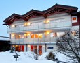 Wanderhotel: Romantische Winterstimmung an der Sauna und Poolseite mit Terrassen und Eisbecken - Natur-Landhaus Krone, Bio-Hotel & Soulfood-Restaurant