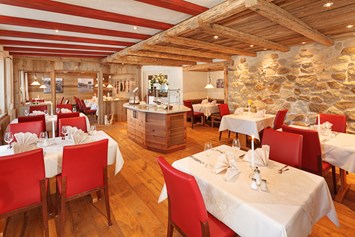 Wanderhotel: Alpines Restaurant mit Bufett und echtem Altholz, Steinwand und heimeligen Ecken - Natur-Landhaus Krone, Bio-Hotel & Soulfood-Restaurant