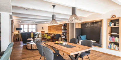 Wanderurlaub - Allgäu - neue Kaminlounge im alten Stall - Natur-Landhaus Krone, Bio-Hotel & Soulfood-Restaurant