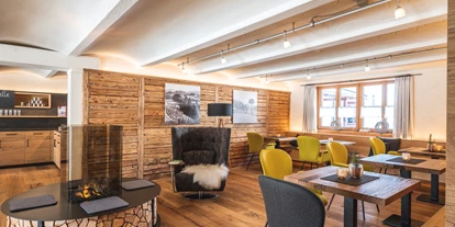 Wanderurlaub - Allgäu - Feuerlounge mit Ohrensessel in der Bibliothek - Natur-Landhaus Krone, Bio-Hotel & Soulfood-Restaurant