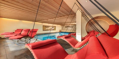 Wanderurlaub - Allgäu - Pool mit Hänge- und Schaukelliegen und der Kuschelecke - Natur-Landhaus Krone, Bio-Hotel & Soulfood-Restaurant