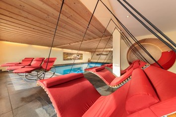 Wanderhotel: Pool mit Hänge- und Schaukelliegen und der Kuschelecke - Natur-Landhaus Krone, Bio-Hotel & Soulfood-Restaurant