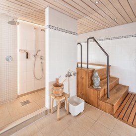 Wanderhotel: Duschen und Tauchbecken bei der Sauna  - Hotel Interest of Bavaria