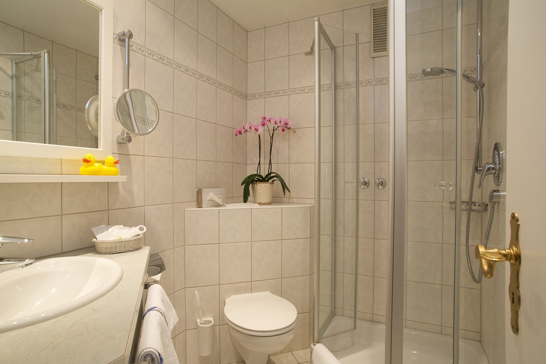 Wanderhotel: Badezimmer mit Dusche und WC im Doppelzimmer - Hotel Interest of Bavaria
