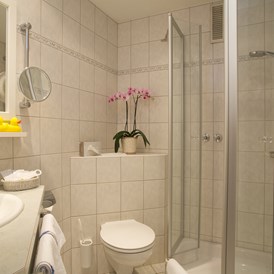 Wanderhotel: Badezimmer mit Dusche und WC im Doppelzimmer - Hotel Interest of Bavaria