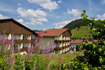 Wanderhotel: Seitenansicht des Hauses mit dem Staufen im Hintergrund - Hotel Interest of Bavaria