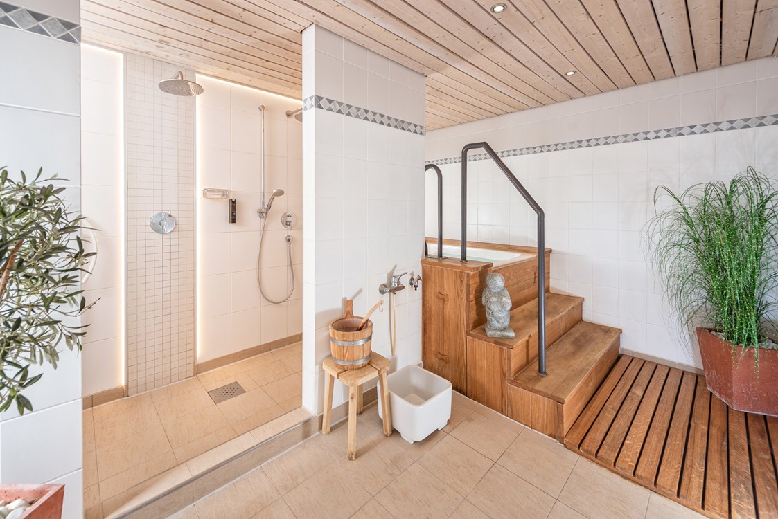 Wanderhotel: Duschen und Tauchbecken bei der Sauna  - Vitalhotel Interest 