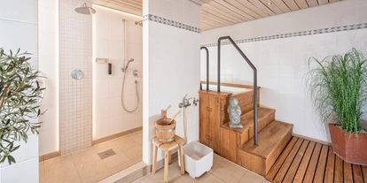 Wanderurlaub - Allgäu - Duschen und Tauchbecken bei der Sauna  - Vitalhotel Interest