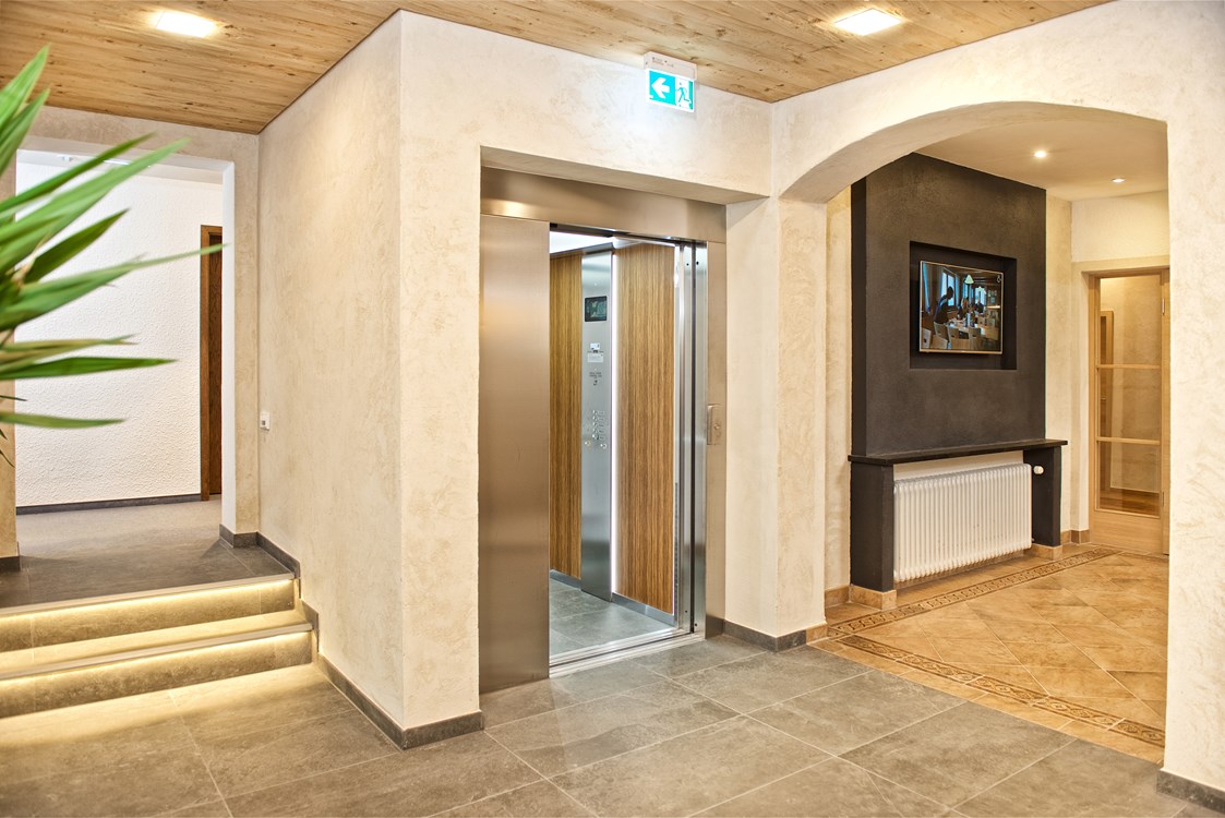 Wanderhotel: Eingangsbereich mit modernem Aufzug - Vitalhotel Interest 