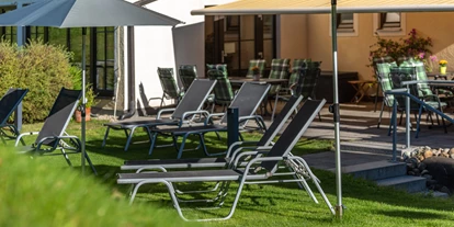 Wanderurlaub - Allgäu - Sonnenterrasse mit Liegen im Garten - Vitalhotel Interest