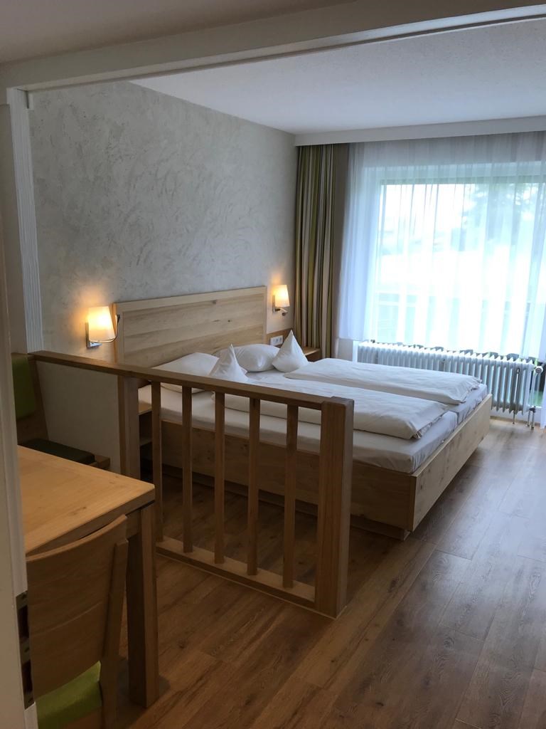 Wanderhotel: Eines der sechs Allergiker Doppelzimmer
mit hellen Holzmöbel - Vitalhotel Interest 