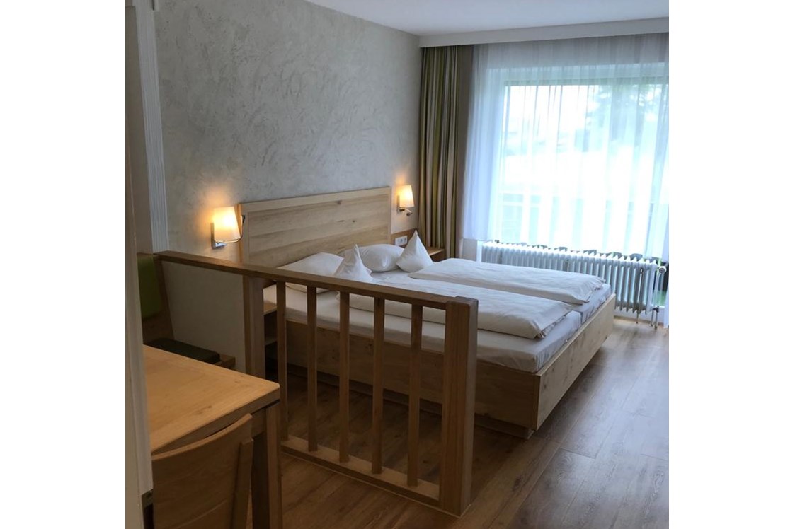Wanderhotel: Eines der sechs Allergiker Doppelzimmer
mit hellen Holzmöbel - Vitalhotel Interest 