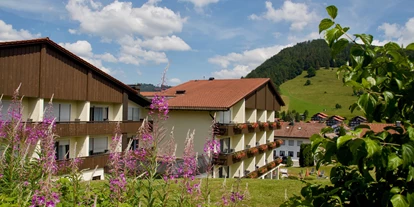 Wanderurlaub - Allgäu - Seitenansicht des Hauses mit dem Staufen im Hintergrund - Vitalhotel Interest