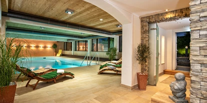Wanderurlaub - Allgäu - Wellnessbereich mit großem Hallenbad, Bademantel -und Handtuchservice - Vitalhotel Interest