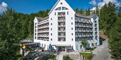 Wanderurlaub - Klassifizierung: 3 Sterne - Hier in Sils Maria ist alles schön: die Engadiner Landschaft des Fextals, das Wetter, der viele Schnee, die sonnendurchflutete Solbadanlage, die modernen Zimmer aus regionalem Arvenholz, das Dessertbuffet jeden Freitagabend sowie die feinen Bündner Spezialitäten im (beheizten) Pavillon. Das Hotelehepaar führt die Hotelperle dementsprechend mit viel Detailliebe. - Arenas Resort Schweizerhof