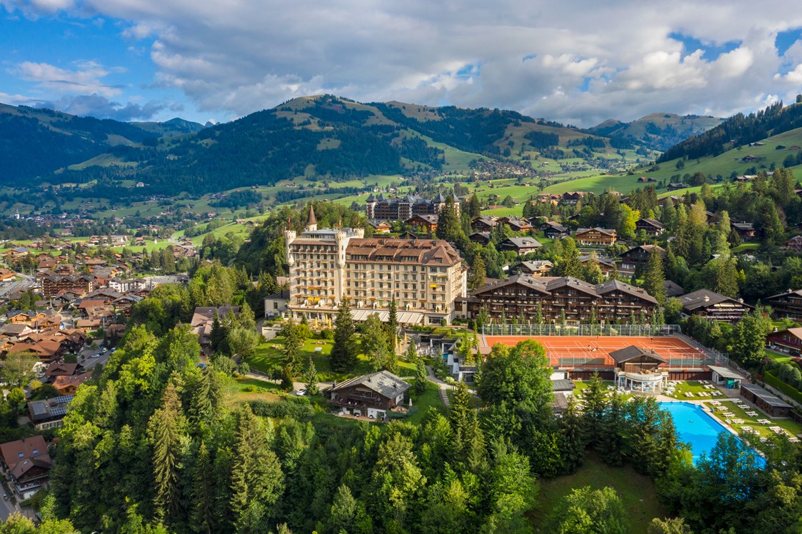 Wanderhotel: Gstaad Palace Outdoor View Sommer - Gstaad Palace