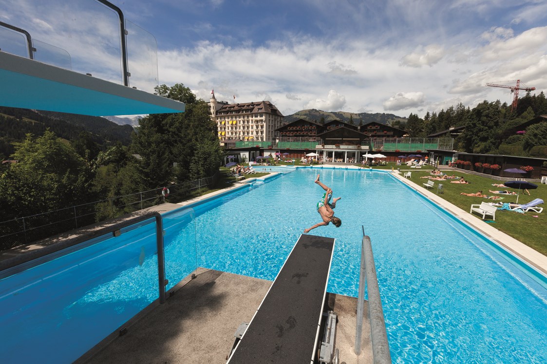 Wanderhotel: Gstaad Palace Outdoor Pool - Gstaad Palace