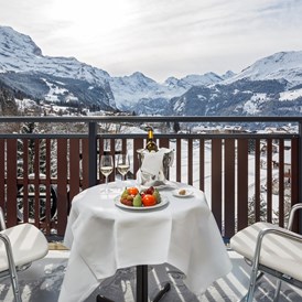 Wanderhotel: Aussicht aus ein Zimmer mit Jungfraublick (Doppelzimmer oder Juniorsuite)  - Beausite Park Hotel Wengen