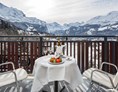 Wanderhotel: Aussicht aus ein Zimmer mit Jungfraublick (Doppelzimmer oder Juniorsuite)  - Beausite Park Hotel Wengen