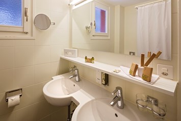 Wanderhotel: Badezimmer Doppelzimmer Jungfrau - Beausite Park Hotel Wengen