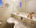 Wanderhotel: Badezimmer Doppelzimmer Jungfrau - Beausite Park Hotel Wengen