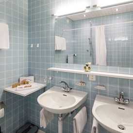 Wanderhotel: Badezimmer, Doppelzimmer Waldseite ohne Balkon - Beausite Park Hotel Wengen
