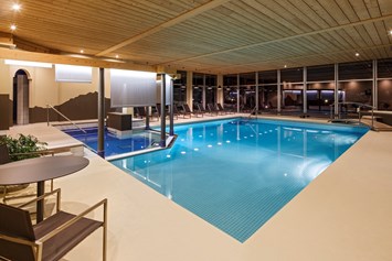 Wanderhotel: Schwimmbad - Beausite Park Hotel Wengen