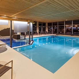 Wanderhotel: Schwimmbad - Beausite Park Hotel Wengen